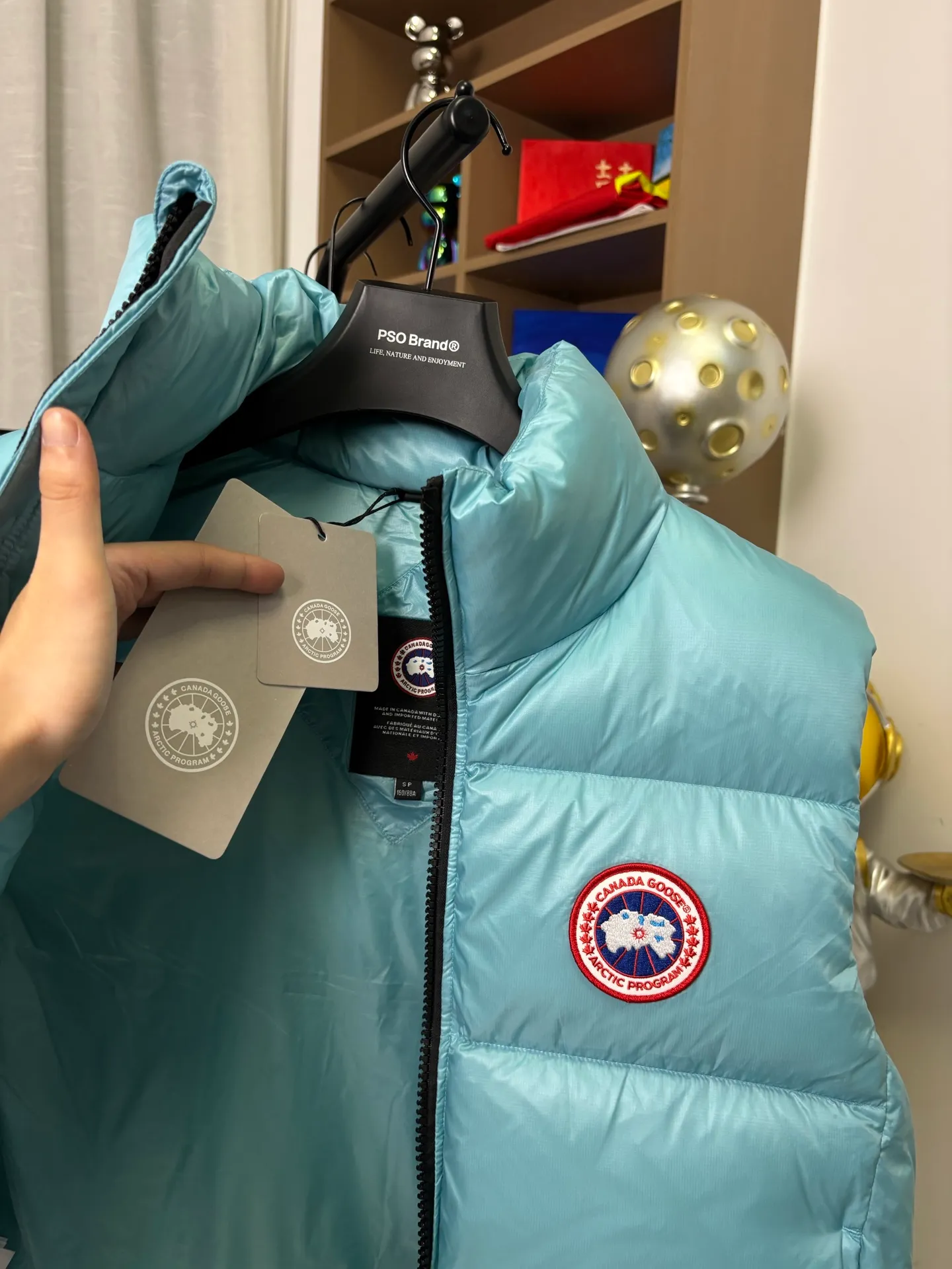 P570 Style number: DC193# [Canada Goose] Big Goose 🦢National Standard 90 White Duck Down Puff Down Vest Canada Goose official website model 1:1:1 customized New national standard down cotton has better thermal insulation performance, is light and not heavy, and has good loft recovery after compression! Filled with 90% white duck down, it is the legendary warmest down jacket and is known as a must-have for Arctic outdoor sports! Waterproof, diamond-resistant and fade-resistant 24-count calendered woolen surface (waterproof level is consistent with the level of ball-bearing raincoats). Canada Goose has always been recognized as the warmest down jacket and the most popular down jacket in the world. Major celebrities are rushing to buy it, and it is a must-have!  Color: Silver Black Blue Size: XS-S-M-L-XL [Picture 9️⃣Size Chart]